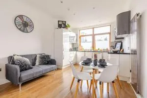 Luxury Apartment Near Canning Town- Free Parking - London