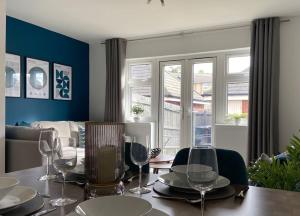 Caboose Stays - Bury St Edmunds - Modern 4 Bed townhouse close to centre and major transport links - Fast Wifi - Parking - Business and Contractors