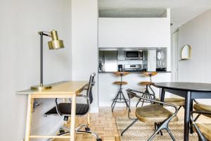 UES 1BR w Gym Pool Doorman Elevator nr park NYC-622