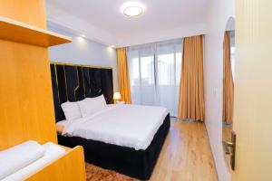 Modern 1 bedroom with Heated pool and gym