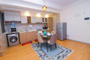 Modern 1 bedroom with Heated pool and gym