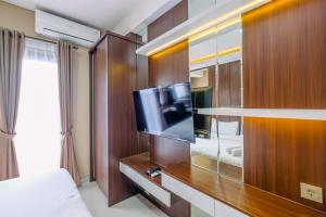Comfortable and Modern Studio Transpark Cibubur Apartment By Travelio