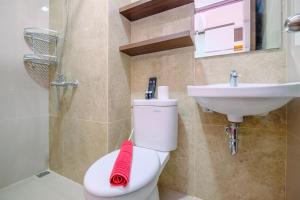 Comfortable and Modern Studio Transpark Cibubur Apartment By Travelio