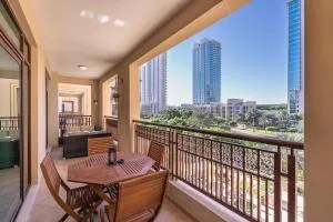 Warm 2-Bedrooms with modern kitchen interior in The Greens! - Dubai