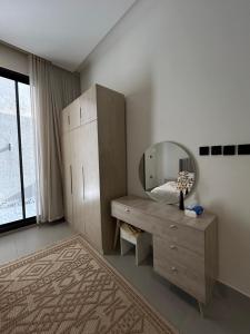 شقة بي غرفتين و ثلاث اسره في حي الملقا