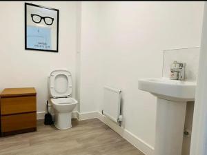 Ashford Luxury House with Hot tub and Driveway Parking