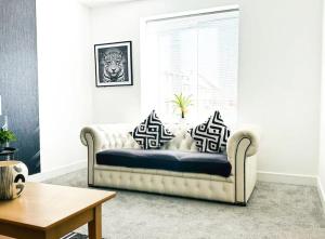 Ashford Luxury House with Hot tub and Driveway Parking