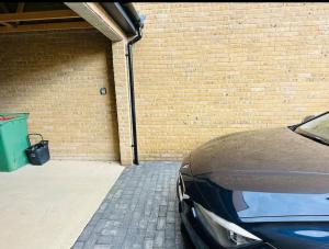 Ashford Luxury House with Hot tub and Driveway Parking