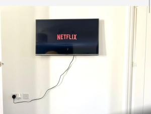 Ashford Luxury House with Hot tub and Driveway Parking