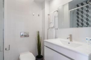 Host Wise - Sunny Bright Flat w Balcony