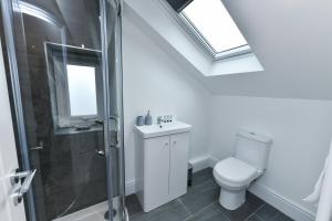 Stylish Two-Bed Home Near Nature & Transport Links