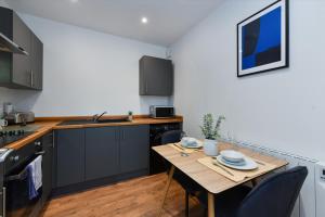 Stylish Flat Near Nature & Town Centre with Parking