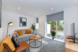 Stylish Flat Near Nature & Town Centre with Parking