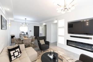 Modern Retreat with Pool and Gym near Yaya Center