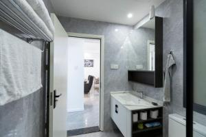 Modern Retreat with Pool and Gym near Yaya Center