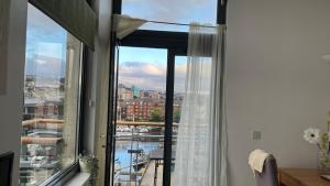 SWANSEA BAY, MARINA & ARENA VIEW Mins to BEACH & CITY