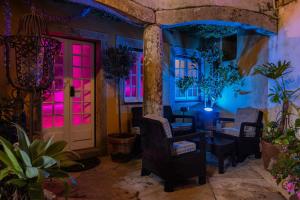 Cozy tiny Room in 17th century Villa in Sintra Historic Center, BBQ, Snooker, Patio and Piano - Velvet Sintra