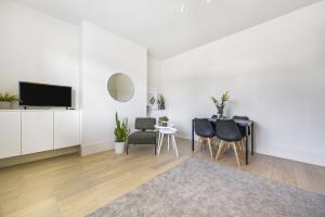 London Calling 3 bed 3 baths 5 mins from trainCity