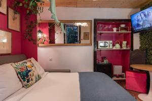 Unique Tiny Smart Home with Private Garden, Jacuzzi, PS5, Cinema Projector - Sintra WOW