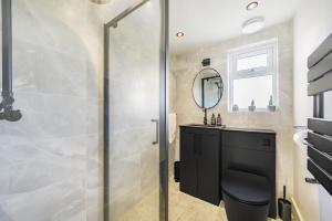 London Calling 3 bed 3 baths 5 mins from trainCity