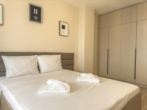 2BR Business Suite with FREE GYM, by Holiwork Stays