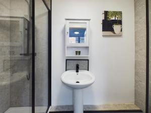 Six Bedroom Home - Train Station & Town Centre Location!