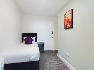 Six Bedroom Home - Train Station & Town Centre Location!