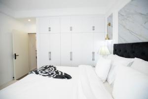 Modern Retreat with Pool and Gym near Yaya Center