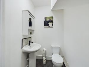 Six Bedroom Home - Train Station & Town Centre Location!