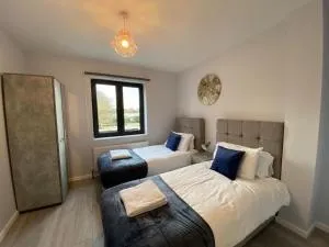 2-Bedroom flats near Heathrow that are Cozy CIean Secure - Cranford