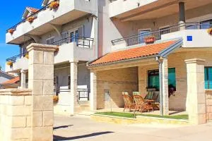 Apartments Old Stone: - Sukošan