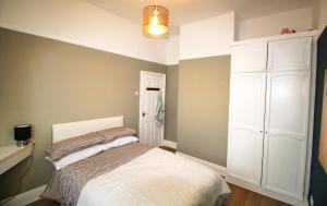 Large Bungalow - Sleeps 8 - 3 Large Beds - 2 Bathrooms - Off Street Parking - Pets Welcome - Very Large Enclosed Gardens - Fast Wifi