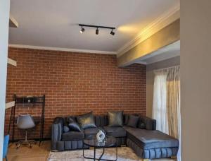 1 Elizabeth Place - Beautiful self catering 2 bedroom unit next to Kyalami Racetrack with free WiFi - swimming pool gym and restaurant - Perfect for a small family in Midrand Waterfall