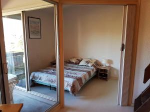 Proche du centre commercial des Capellans joli T2 mezzanine avec parking - 4OLI76