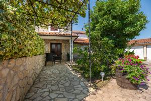 Two Stone Houses Iva