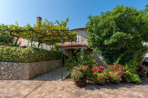 Two Stone Houses Iva