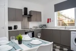 Contractor and Relocation Haven Sleeps 10 with Parking and Superfast WiFi - Bedlington