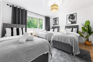 2BR Work-Friendly Apartment Near Luton Airport, Parking & Fast WiFi