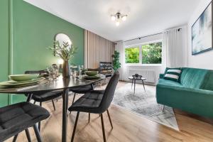 2BR Work-Friendly Apartment Near Luton Airport, Parking & Fast WiFi