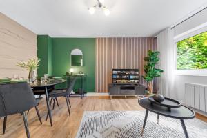 2BR Work-Friendly Apartment Near Luton Airport, Parking & Fast WiFi