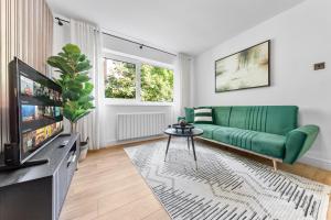 2BR Work-Friendly Apartment Near Luton Airport, Parking & Fast WiFi