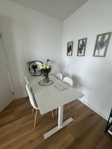 The Crown in the Hague