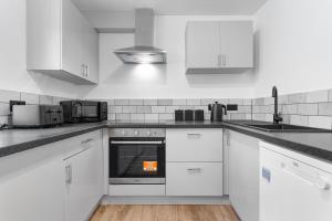 2BR Work-Friendly Apartment Near Luton Airport, Parking & Fast WiFi