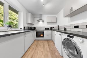 Fast City & Airport Access Stylish 2BR Sleeps 6 Free WIFI And Parking