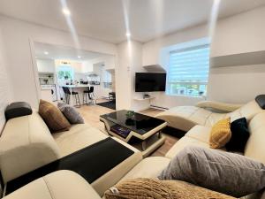 Luxury Retreat with Hot Tub - EV Chrger & Parking