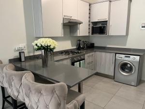 1 Harriet Place - Beautiful Self Catering 2 bedroom unit next to Carlswald Lifestyle Shopping Centre with free WiFi, Onsite Restaurant & Swimming Pool- Perfect for a small family in Midrand Carlswald