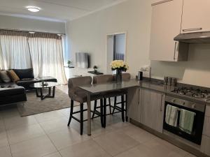 1 Harriet Place - Beautiful Self Catering 2 bedroom unit next to Carlswald Lifestyle Shopping Centre with free WiFi, Onsite Restaurant & Swimming Pool- Perfect for a small family in Midrand Carlswald