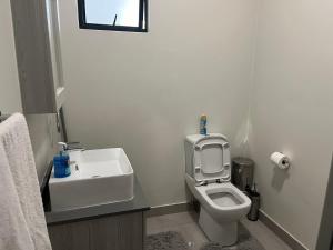 1 Harriet Place - Beautiful Self Catering 2 bedroom unit next to Carlswald Lifestyle Shopping Centre with free WiFi, Onsite Restaurant & Swimming Pool- Perfect for a small family in Midrand Carlswald