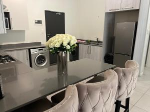 1 Harriet Place - Beautiful Self Catering 2 bedroom unit next to Carlswald Lifestyle Shopping Centre with free WiFi, Onsite Restaurant & Swimming Pool- Perfect for a small family in Midrand Carlswald