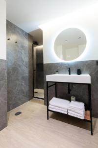 Edificio Reyes Católicos Alicante Centro by Renthas